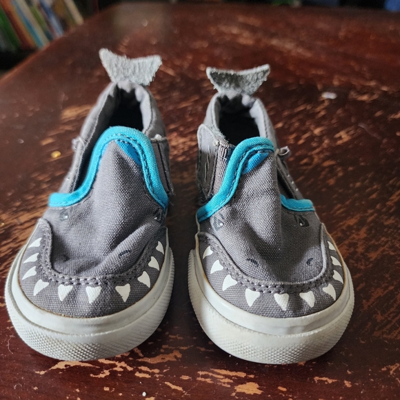 Size 4 Toddler Shark Vans - Picture 1 of 2